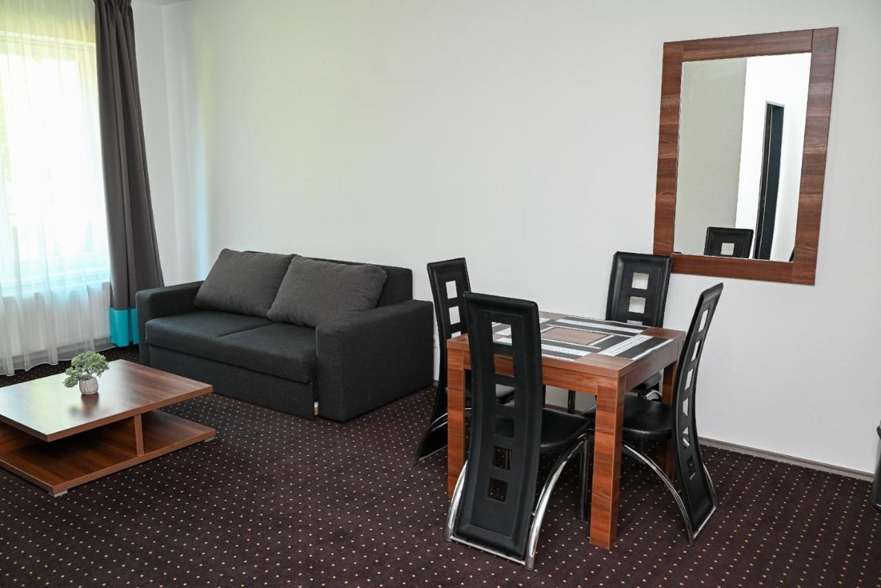 Lara Five Apartamento Hajdúszoboszló Exterior foto